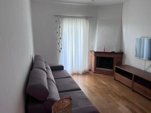 Μια τηλεόραση ή/και κέντρο ψυχαγωγίας στο Lindo apto com varanda, vista maravilhosa e lareira
