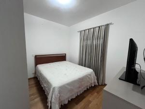 Ένα ή περισσότερα κρεβάτια σε δωμάτιο στο Lindo apto com varanda, vista maravilhosa e lareira