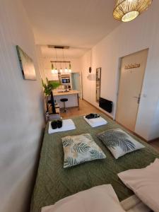 pokój z 2 łóżkami i poduszkami w obiekcie Studio La Casa De Planel Gare Saint Roch w Montpellier