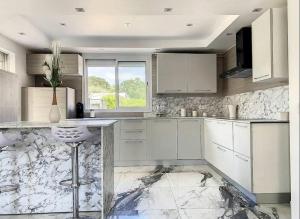 Η κουζίνα ή μικρή κουζίνα στο Bas de villa composée d'un 3 pièces et d'un studio avec piscine privée