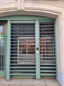 otwarte okno z żaluzjami na budynku w obiekcie Studio La Casa De Planel Gare Saint Roch w Montpellier