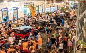 a large crowd of people looking at cars on display at Pousada da Vovó in Conservatória