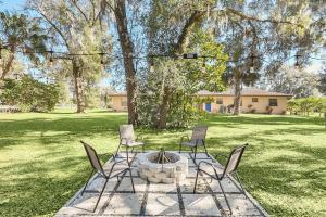 a group of chairs around a fire pit in a yard at Cozy Villa with Spacious Outdoor Space in Orange City