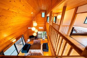 En eller flere senge i et værelse på 天然温泉露天風呂付コテージ山樹荘