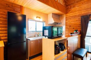 Køkken eller tekøkken på 天然温泉露天風呂付コテージ山樹荘