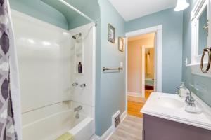 Ένα μπάνιο στο Inviting Vacation Home 2 Mi to Mill Creek Falls! +16 φωτογραφίες