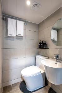 ソウルにあるBeyond Residence Jongnoの白いトイレと洗面台のあるバスルーム +37枚の写真