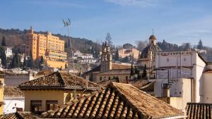 vista su una città con tetti di edifici di H&H Suite Ganivet Center a Granada