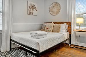 Ένα ή περισσότερα κρεβάτια σε δωμάτιο στο Spacious 4BR Home with Cozy Vibes in Louisville +53 φωτογραφίες