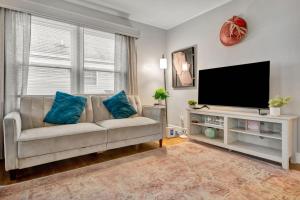 Μια τηλεόραση ή/και κέντρο ψυχαγωγίας στο Spacious 4BR Home with Cozy Vibes in Louisville