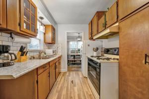 Η κουζίνα ή μικρή κουζίνα στο Spacious 4BR Home with Cozy Vibes in Louisville