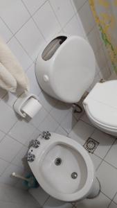 a bathroom with a toilet and a sink at Habitación en casa de familia in San Carlos de Bariloche +3 photos