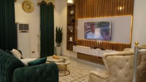 TV a/nebo společenská místnost v ubytování Essohon Homes and Apartments