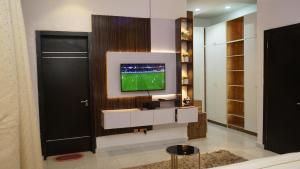 TV a/nebo společenská místnost v ubytování Essohon Homes and Apartments