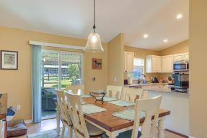 オカラにあるOcala Retreat, 2 Mi to World Equestrian Center!のテーブルと椅子のあるキッチンとダイニングルーム +19枚の写真
