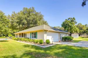 オカラにあるOcala Retreat, 2 Mi to World Equestrian Center!の小さな白い家