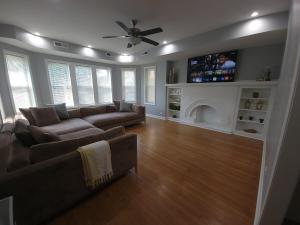 シカゴにあるBeautiful Big 3 bedroom Quiet Apt near downtownのソファと暖炉のあるリビングルーム