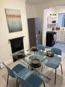 Η κουζίνα ή μικρή κουζίνα στο Cosy 2-bed NR New Cross Hospital