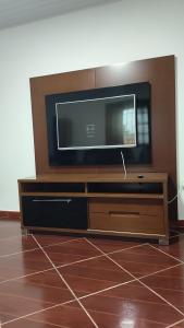 un téléviseur à écran plat posé sur une commode dans l'établissement Recanto Bougainville, à Angelim
