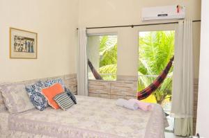 Una sala de estar con un sofá y una ventana grande. en Flat Salvador, en Salvador 47 fotos más