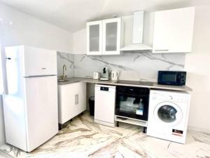 Kuchyň nebo kuchyňský kout v ubytování LOVE ROOM - Jacuzzi, Wifi, Clim, Rétroprojecteur