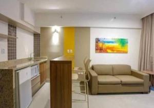 una cucina e un soggiorno con un divano e un tavolo di Enjoy Olimpia Park Resort a Olímpia Altre 2 foto