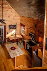Kuchyň nebo kuchyňský kout v ubytování Hocking Hills Cabin, Hot Tub, Private Pond