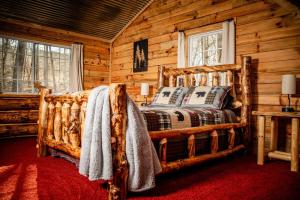 Postel nebo postele na pokoji v ubytování Hocking Hills Cabin, Hot Tub, Private Pond