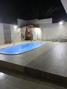 a bath tub in a room with a table and chairs at Casa Jacuipe temporada in Camaçari +16 photos