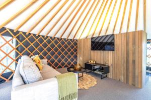 TV a/nebo společenská místnost v ubytování Obsidian Yurts by Waiheke Pure