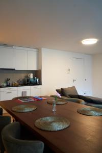 苏黎世Wollishofen Station 2 bedroom Luxury Apartment的餐桌、椅子和厨房