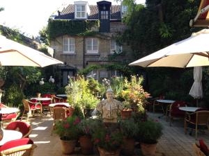 a statue in a patio with tables and chairs at Hotel Botticelli in Maastricht