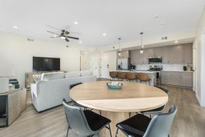 een keuken en woonkamer met een tafel en stoelen bij Heart and Sol condo in St. George