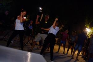 een groep mensen die voor een menigte dansen bij La Carcara in Otranto +56 foto's