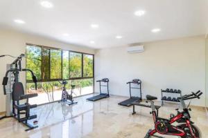 Γυμναστήριο ή/και όργανα γυμναστικής στο Condo in Aldea Zama 6 mins from Downtown Tulum
