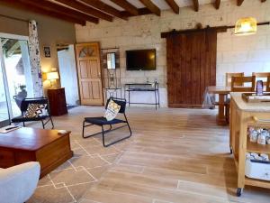 Η κουζίνα ή μικρή κουζίνα στο Gîte confortable près de Saumur : 2 chambres, jardin clos, terrasse, proche sites touristiques - FR-1-622-4 +1 φωτογραφίες