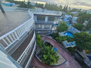une vue aérienne d'un complexe hôtelier avec piscine dans l'établissement China Town Hotel, à Caye Caulker