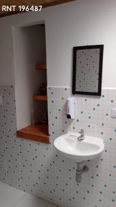 MarsellaにあるAlojamiento Bélgicaの青と白のタイルを使用したバスルーム(白いシンク付)