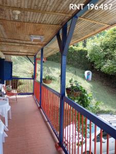 MarsellaにあるAlojamiento Bélgicaの木屋根のポーチ