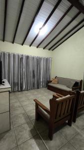 a living room with a couch and a bed at Refugio da Praia - Casa em Imbé in Imbé