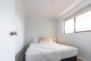 Highway 1 Holiday & Lifestyle Park客房内的一张或多张床位