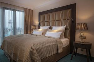 A bed or beds in a room at Villa Plaza Boutique Hotel & Spa