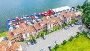 - une vue aérienne sur un complexe au bord de l'eau dans l'établissement Hongcheon Monterio Resort, à Hongcheon