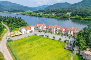 une vue aérienne d'une ville au bord d'une rivière dans l'établissement Hongcheon Monterio Resort, à Hongcheon