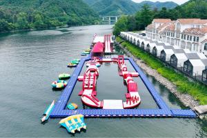 une vue aérienne sur un parc d'attractions dans l'eau dans l'établissement Hongcheon Monterio Resort, à Hongcheon