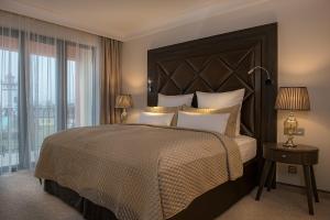 A bed or beds in a room at Villa Plaza Boutique Hotel & Spa