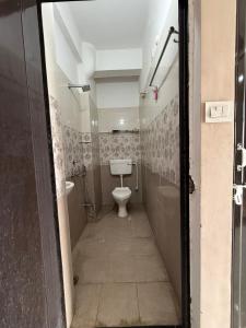 un bagno con un water e un lavandino di The Family Nest a Prayagraj