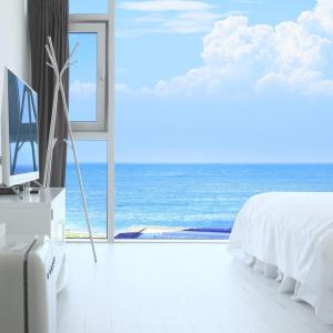 A bed or beds in a room at Hello Gimnyeong Még 27 kép