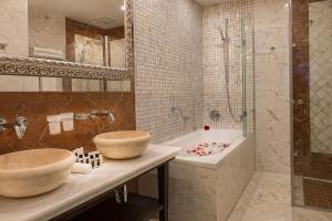 A bathroom at Villa Plaza Boutique Hotel & Spa