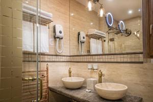 A bathroom at Villa Plaza Boutique Hotel & Spa